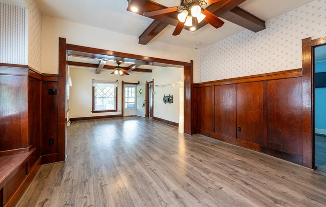 Building Photo - Large Beautiful Home