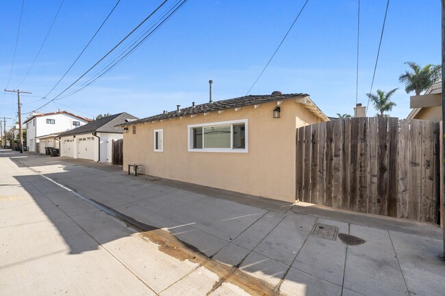 Building Photo - Charming 1-Bedroom Back House in Newport H...