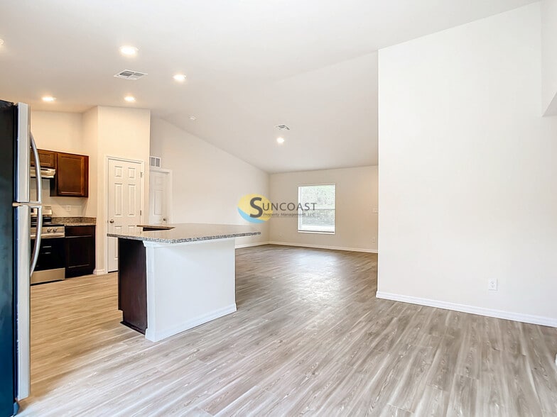 Building Photo - 11501 N Landover Terrace