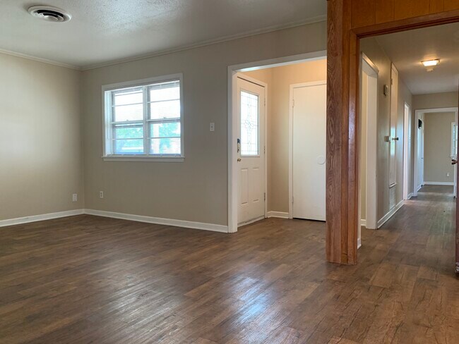 Building Photo - 701 Hybiscus Ln