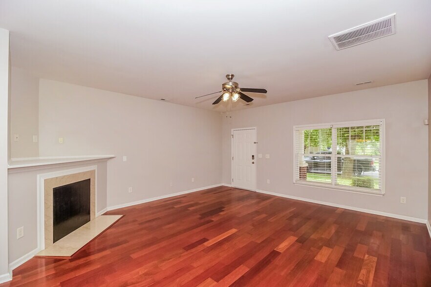 Building Photo - 1415 Ladora Dr