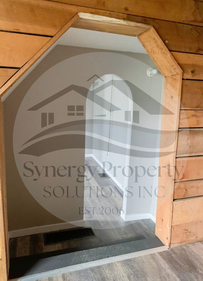 Building Photo - Main St E 12