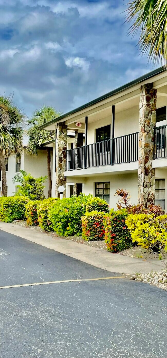 Building Photo - 12498 Riverside Dr