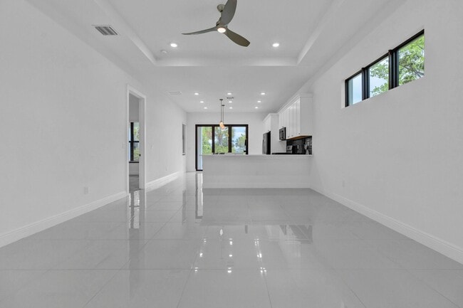 Building Photo - 5501 Santa Rosa Ln