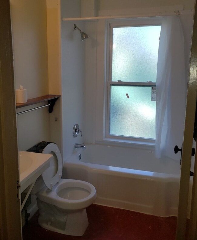 Building Photo - 3 Bedroom House Downtown & Walking Distance to Columbia College