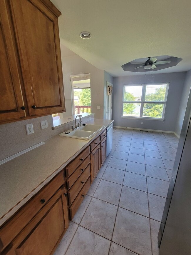Building Photo - 5 bed/ 3 bath Single family home.
