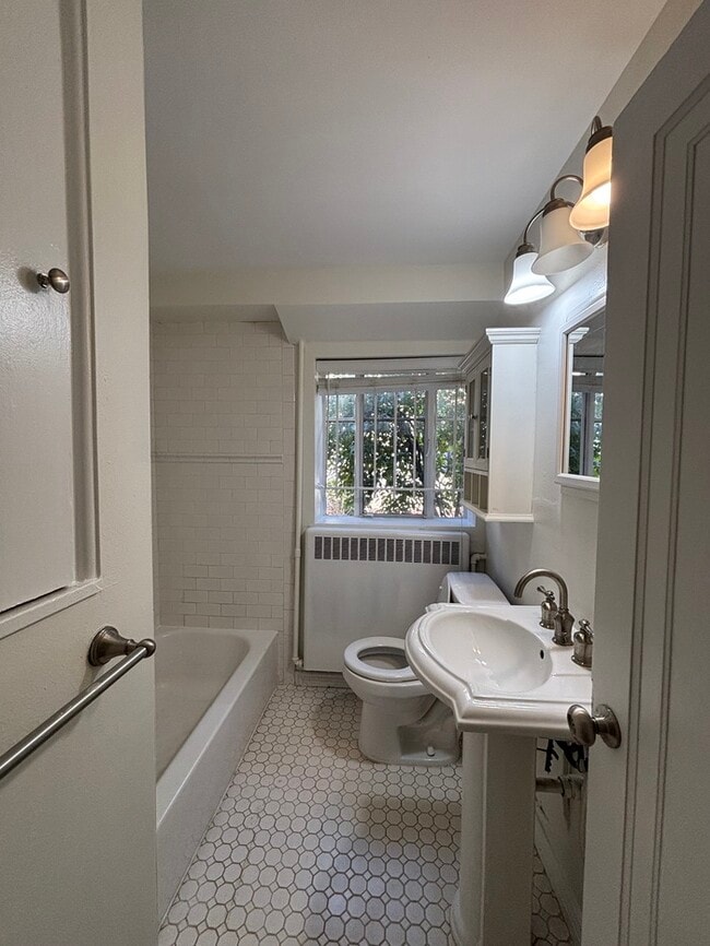 Building Photo - Vintage & Charming 1 Bed/1 Bath