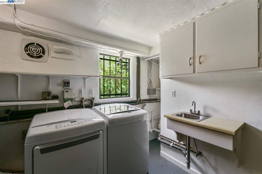 Washer/Dryer in Garage - 1562 Lincoln Ave