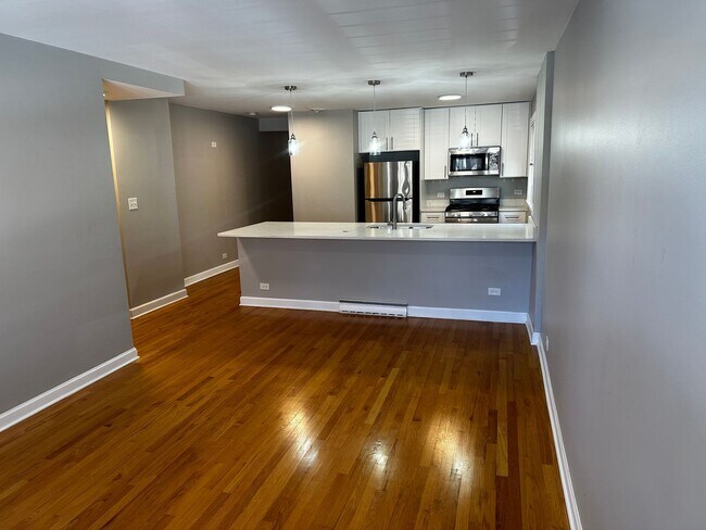 Building Photo - Spacious 2 Bed, 1 Bath, Plus Den/Office in...