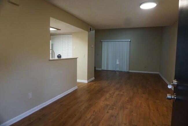 Building Photo - 2/2 Bedroom Townhome on Westside near NAS