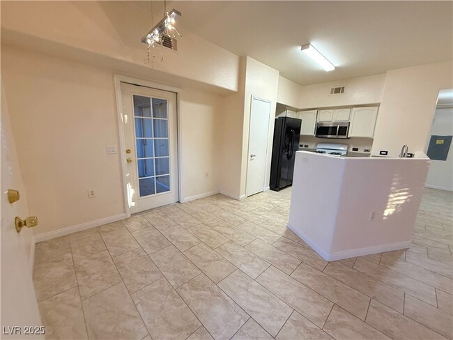 Building Photo - 3400 Cabana Dr