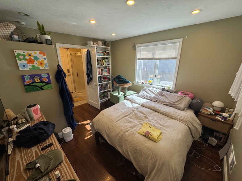 Building Photo - 735 Somerville Ave