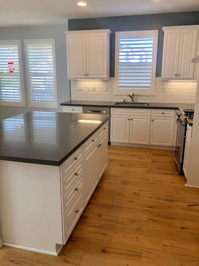Building Photo - Beautiful East Ventura Home- Enclave Community