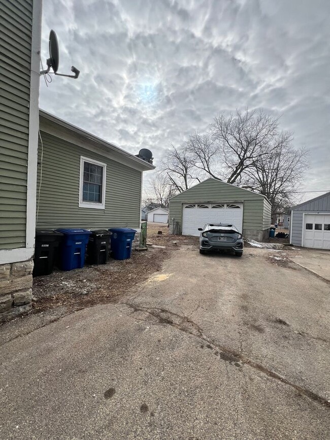 Building Photo - 835 Waugoo Ave