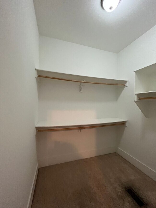 Building Photo - Spacious 3 Bed/2.5 Single Family Home in the Nations, Off Street Parking w Parking pad, Fenced Yard