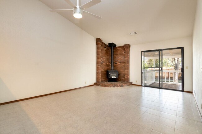 Building Photo - 3-bedroom, 2-bathroom home in great neighborhood!