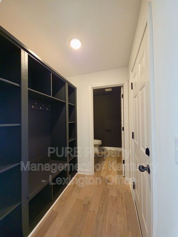 Building Photo - 728 Shaker Dr