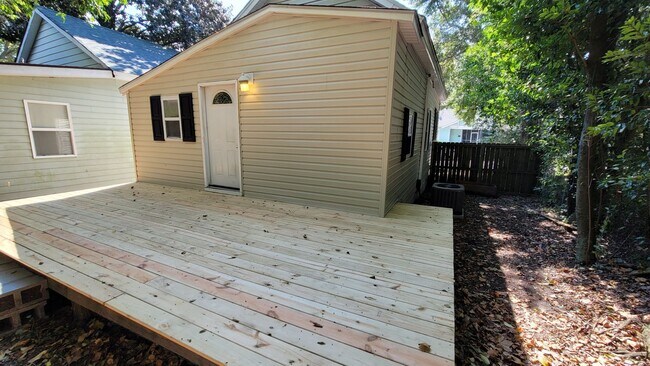 Building Photo - 2 Bedroom Home with Large Backyard Deck