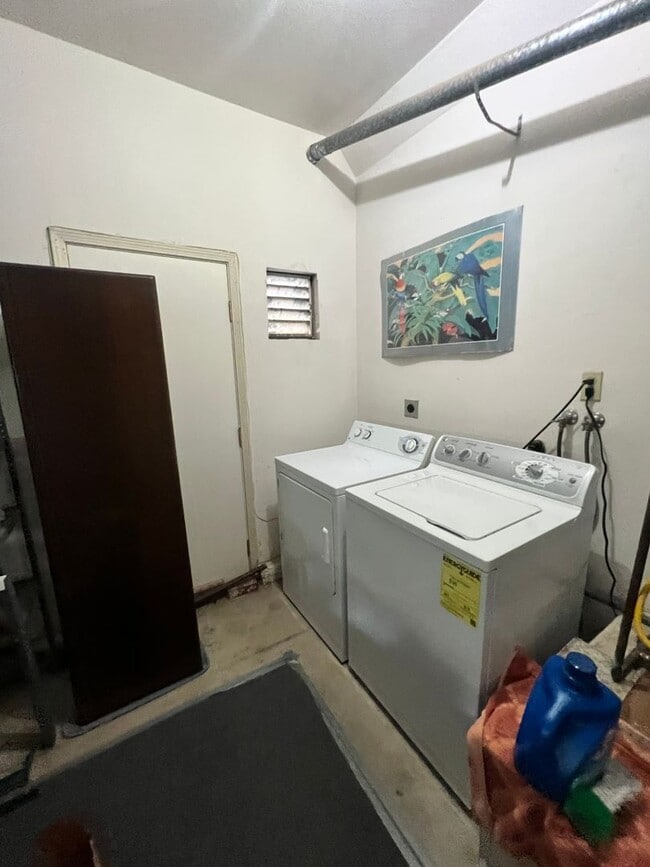 Building Photo - West Ventura - Gorgeous updated three bedroom, 2.5 bath home in Brock Hills