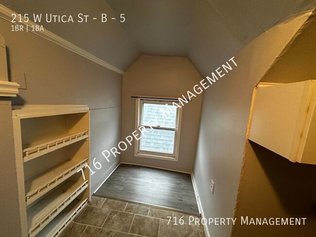 Building Photo - Cozy top floor one bedroom unit available!