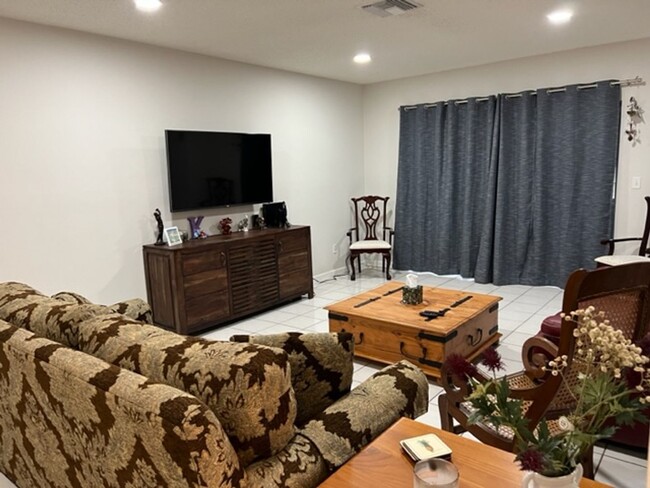 Building Photo - Fully Furnished-Short or Long Term Rental-...