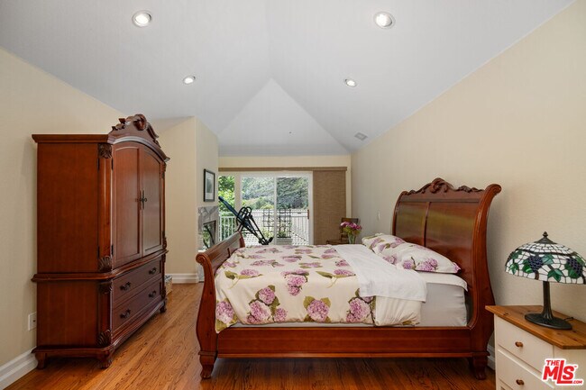 Building Photo - 682 Palisades Dr