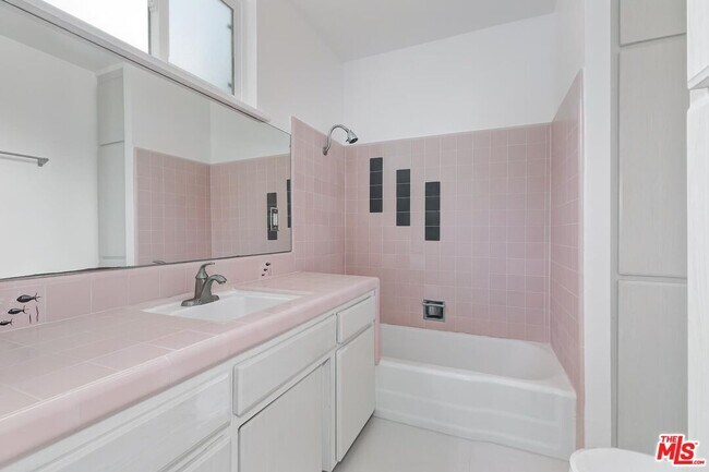 Building Photo - 8531 Walnut Dr