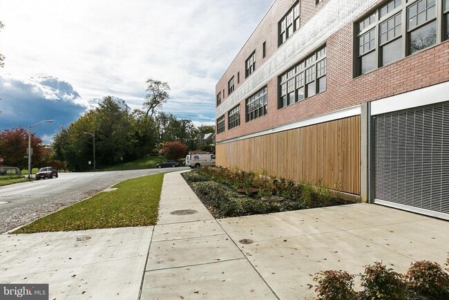 Building Photo - 3400 Roland Ave