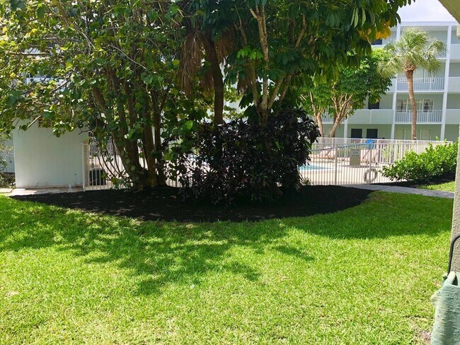 Building Photo - 2716 Vandiver Dr