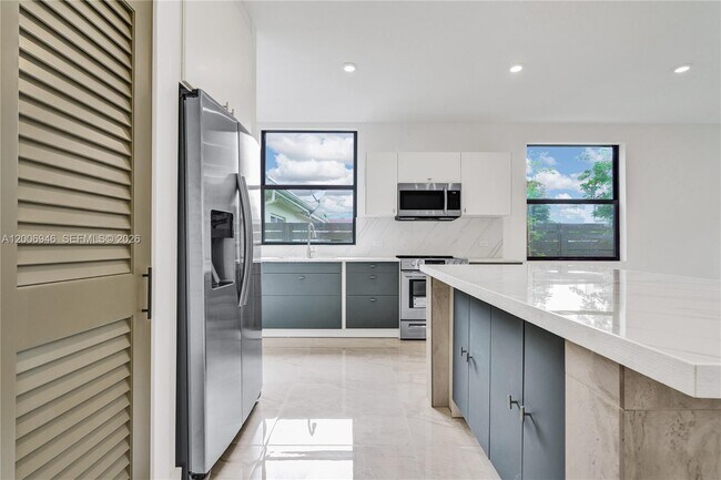 Building Photo - 2887 SW 33rd Ave