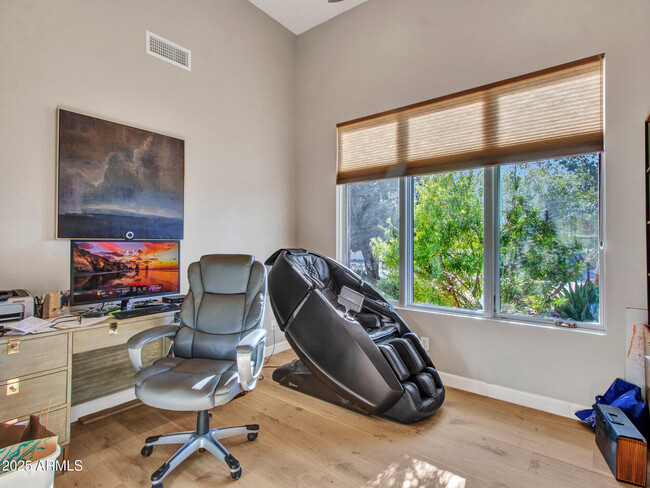 Building Photo - 6031 E Paradise Dr