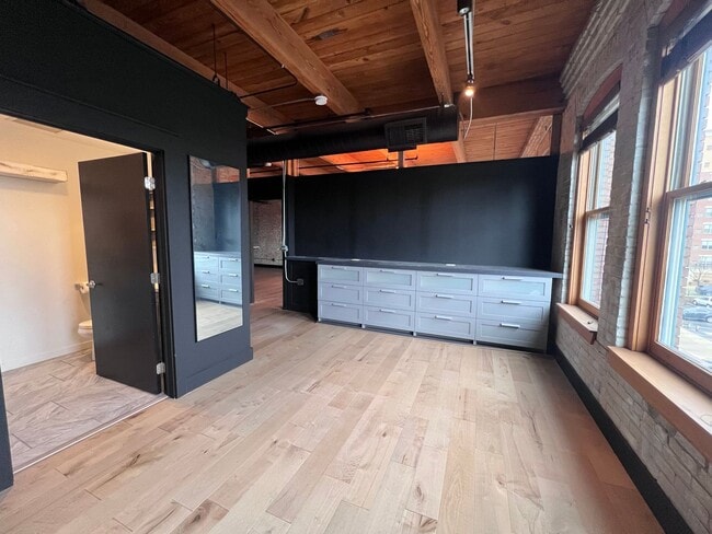 Building Photo - Gorgeous Loft Downtown Grand Rapids