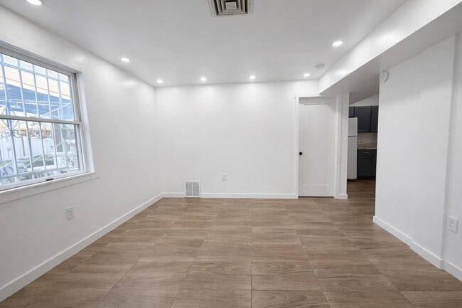 Building Photo - 87 Merseles St