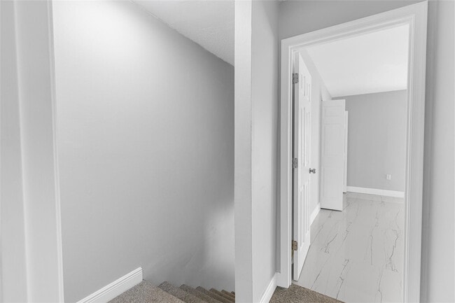 Building Photo - 5925 SW 36th Ct