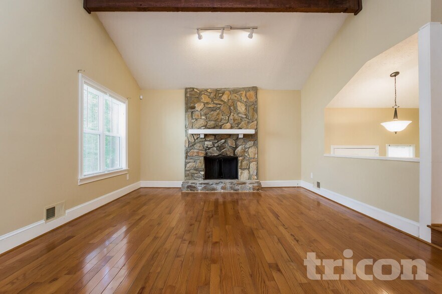 Building Photo - 6583 Oakwood Dr