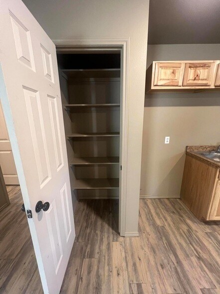 Building Photo - 1505 E 6th St