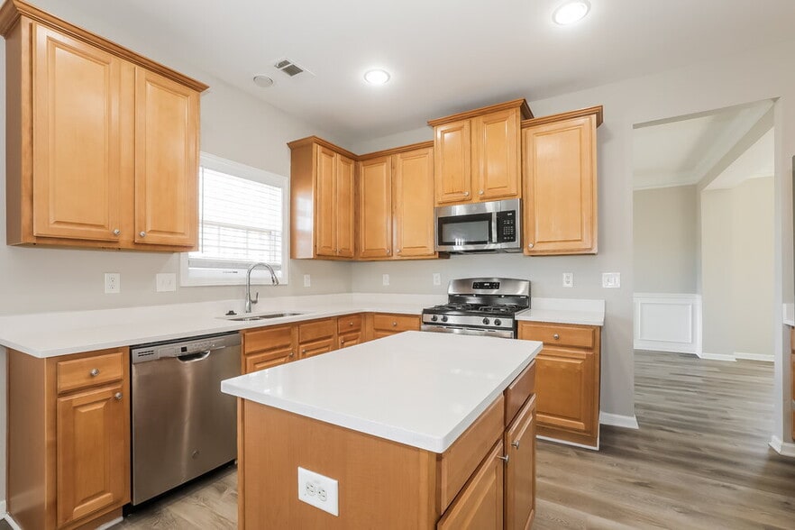 Building Photo - 1230 St James Pl