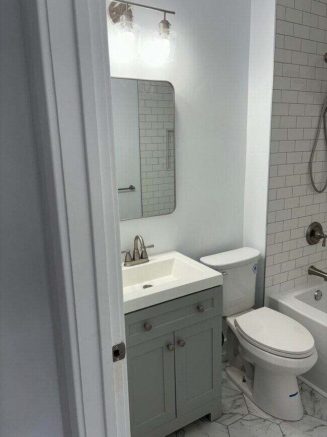 Fully renovated bathroom - 903 Northland Ave