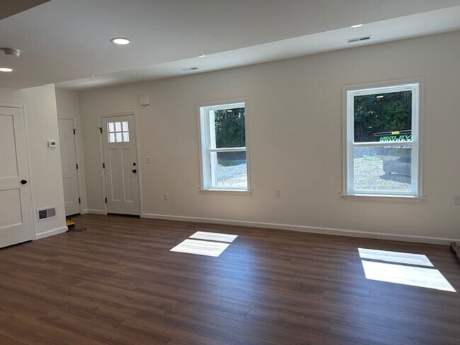 Building Photo - 476 Gravel Hill Rd