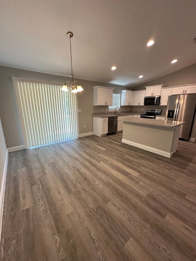 Building Photo - Silver Springs Shores