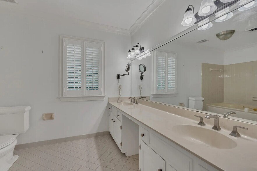 Building Photo - 3600 Bowlingate Ln