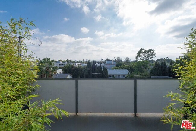 Building Photo - 1040 N Spaulding Ave