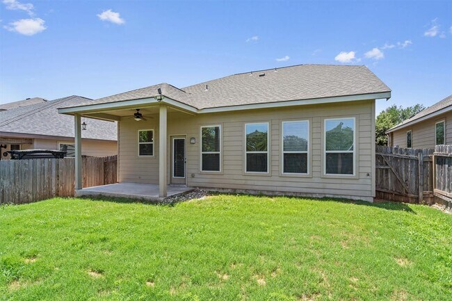 Building Photo - 220 Chickadee Ln