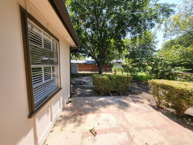 Building Photo - 2110 Redbud Ln