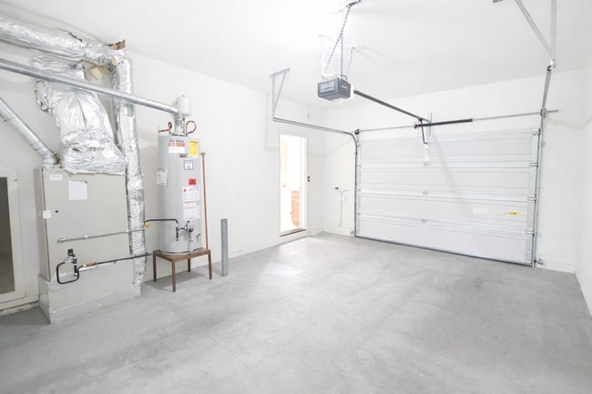 Building Photo - Beautiful 2x2.5 townhouse in NW Crossing!