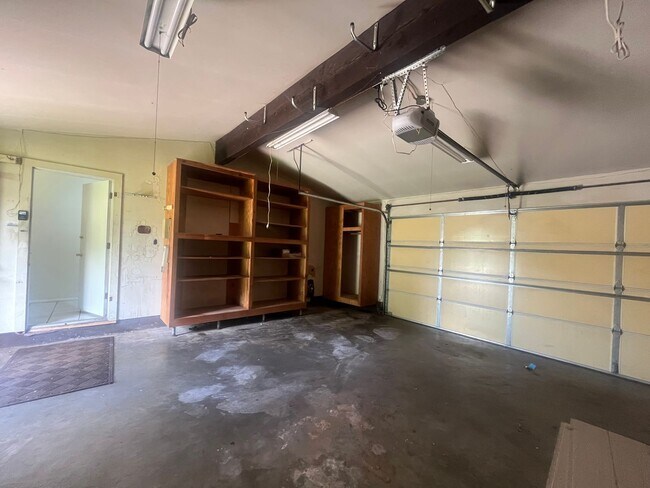 Building Photo - Light, bright, & Move- In ready with ultimate flexibility!