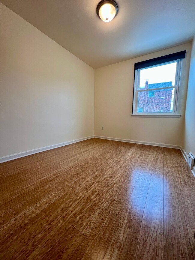 Building Photo - Gorgeous 3-Bedroom Townhome with One-Car Garage in Roxborough! Available NOW!