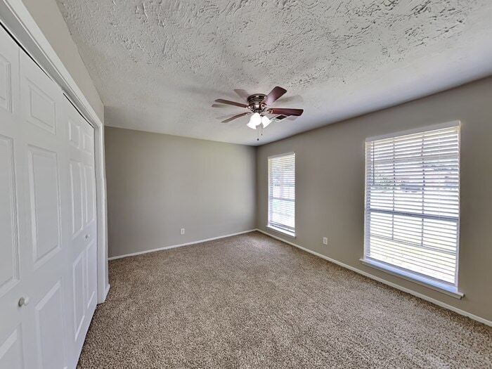 Building Photo - 809 Lochmoor Ln