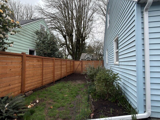 Building Photo - Modern Comfort Meets Classic Charm in South Tabor~ Fenced Backyard~ Garage~ Pets Welcome~ 94 Bike...