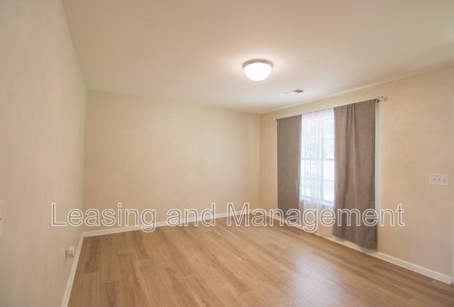 Building Photo - 305 Millcreek Dr